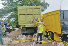 Dump Truck Tronton Mogok Disundul Truk Colt Diesel, Sopir Diduga Mengantuk, Sepakat Damai Kekeluargaan