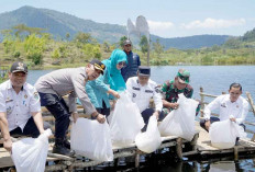 Jaga Ekosistem Danau Dedughuk, Tebar Benih Ikan Nila
