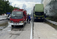 Truk Box Hino Terbakar di Tol Terpeka, Asap Diduga Muncul dari Muatan Paket