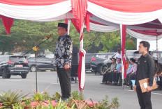 Wakil Bupati OKU, Ir. H. Marjito Bachri, ST saat memimpin Upacara Harganas Tahun 2026 di halaman Kantor Pemkab