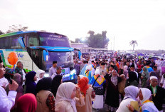 Tangis Haru Iringi Keberangkatan JCH Prabumulih, Tiap Jemaah Dapat Uang Saku Rp1 Juta!