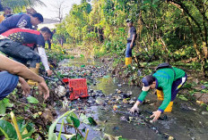 Warga Griya Hero Bersihkan Sungai, Dari Sampah dan Tanaman Liar, Dikomandoi Camat AAL dan Lurah Talang Kelapa