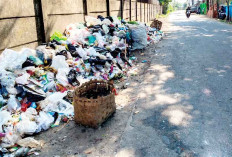 Tumpukan Sampah Liar Cemari Jalan Akses Bandara Palembang, Warga Resah