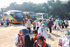 Kedatangan Jemaah Haji Palembang dan Lahat Tertunda 1,5 Jam, Momen Reuni Keluarga Penuh Haru di Asrama Haji