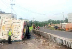 Diduga Sopir Mengantuk, Mobil Boks Hantam Median Jalan dan Terguling di Jalintim, Begini Kronologisnya