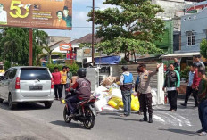 Duh! Mobil Muatan Sembako Terguling di Prabumulih, Satu Pengendara Motor Ikut Jadi Korban, Begini Kondisinya