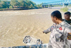 Beruntung Sempat Keluar Dari Mobil Sebelum Nyemplung ke Sungai
