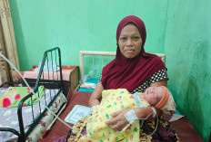 Tanpa Biaya dan Tanpa Jaminan, Nuraini Melahirkan di Teras Mushola Al Ikhlas