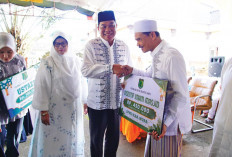 Bahagianya Bupati Muba Toha Tohet Silaturahmi Ramadan di Kampung Halaman, Sekaligus Berbagi Kebahagiaan