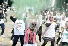 Graha Pena “Digoyang” Zumba Colour Party, Sumeks.co Sosialisasi Gaya Hidup Sehat