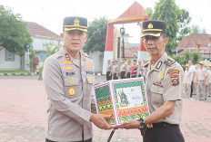 Kapolres Muba Bagi Bingkisan Lebaran dan Ingatkan Personel Segera Dirikan Posko Operasi Ketupat