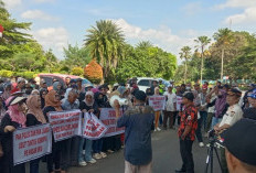 Geruduk Halaman Kantor Pemda, Pedagang Pasar atas Baturaja Tuntut Direktur PD Pasar Dipecat
