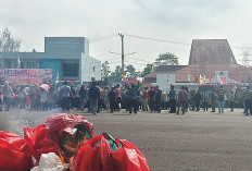 Desak Hitung Ulang,  Kantor KPUD di Bakar masa