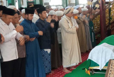 Ribuan Umat Padati Masjid Agung SMB Jayo Wikramo Palembang untuk Sholat Jenazah KH Solihin Hasibuan