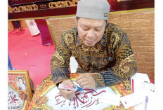 Melihat Lebih Dekat Perajin Cendera mata Kaligrafi di Alquran Al Akbar Palembang