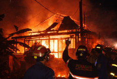 10 Rumah Hangus Terbakar Di Kertapati. Penyebab Masih Diselidiki