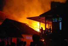 Korsleting Listrik dari Kontak Rice Cooker, Dua Rumah Warga di Muratara Terbakar, Satu Ludes Dilalap Api