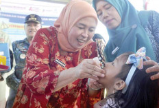 Ketua DWP Palembang Berikan Vaksin Polio, Dalam Rangka Pekan Imunisasi Nasional di Kertapati
