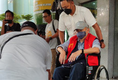 Alex Noerdin Lesu Pakai Kursi Roda Usai Diperiksa Sebagai Tersangka Kasus Korupsi Pasar Cinde