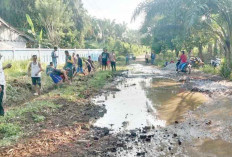Warga Gotong Royong Gali Parit di Jalan Rusak
