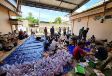 Ketua Fraksi PAN DPRD Palembang H. Sudirman Bagikan Hewan Kurban untuk Tim dan Warga Sekitar