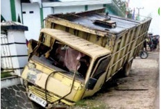 Truk Pengangkut Minyak Ilegal Lepas Tie Road, Tabrak Sepeda Motor, 1 Orang Tewas