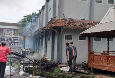 Detik-Detik Gedung Asrama SMAN 3 Unggulan Kayuagung Terbakar, Ada Siswa yamg Terjatuh Saat Selamatkan Barang!