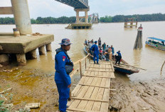 Pasca Runtuhnya Jembatan di Desa Sukajadi P6, Satpolairud Polres Muba Bantu Penyeberangan Warga