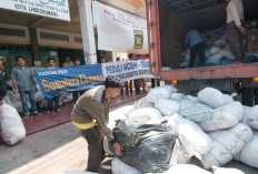 Mengenang 20 Tahun Tsunami Aceh 26 Desember 2004 (1) : Bantuan Pembaca Sumatera Ekspres Diserbu Pengungsi