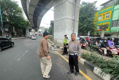 Serempet Motor Menikung Melebar, Pengendara Beat Tewas Hantam Tiang LRT