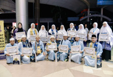 Kedatangan Hangat Jemaah Haji Zafa Tour Disambut Penuh Haru di Palembang