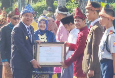   Cik Ujang: Guru Pusat Perubahan, Momen Peringatan Hardiknas 2026 