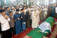 Ulama Kharismatik Itu Kini Berpulang, Ustadz SolHas Dimakamkan di Sebelah Ustadz Taufik Hasnuri