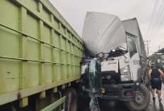 Hindari Mobil di Depan, Isuzu Giga Tabrak Truk Hino di Kayuagung, Jalan Licin Picu Kemacetan 4 Kilometer