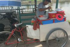 25 Tahun Eksis, Es Bubur Sumsum Mang Jon Tetap Jadi Primadona di Kayuagung