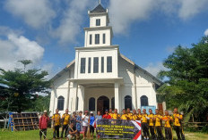 Polsek Prabumulih Barat Meriahkan HUT Bhayangkara ke-78 dengan Bakti Sosial di Gereja HKBP Patih Galung