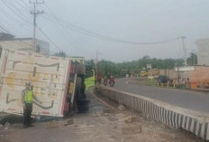 Diduga Mengantuk, Isuzu Box Tabrak Median Jalan di Banyuasin