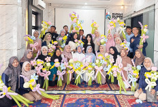 Kreasi Bunga Balon Butuh Kreativitas dan Ketelitian, PTBA Ajak UMK Kembangkan Peluang Usaha