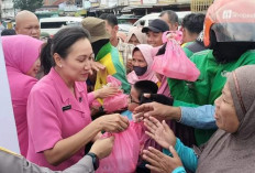 Bhayangkari Daerah Sumsel Peduli, Bersama Polwan Berbagi 2.000 Paket Takjil ke Masyarakat