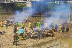 Kerusakan Struktur Jembatan Ogan Terancam Akibat Tumpukan Sampah