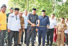 10 Tahun Menanti, Bupati Resmikan Jalan Lingkar Desa