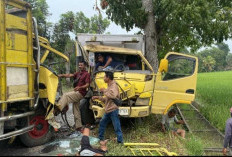 Truk Adu Kuat di Jalan Bandar Jaya OKU Timur, Sopir Patah Kaki