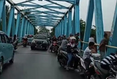 Kemacetan di Jembatan Komering Gegara Warga Penasaran Lihat Buaya