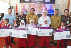   Kejari Muba Serahkan Identitas dan Bantuan Sosial untuk Anak Umang di Bayung Lencir