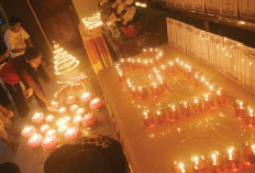 Umat Buddha Gelar Prosesi Pujabakti di Malam Tahun Baru Doakan Negara Aman, Damai dan Ekonomi Membaik