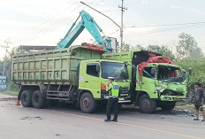 Akibat Kelalaian, Dua Truk Senggolan, Timbulkan Kemacetan 