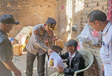 Kapolres OKU Timur Bantu Korban Puting Beliung di Desa Sridadi OKUT