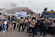 Massa Lempar Petugas: Suasana 'Mencekam' di Kantor KPU OKI Saat Simulasi Pilkada