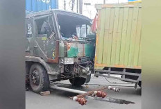 ’Transformer’ Ngeblong di Palembang, Seret Tiang Listrik dan Seruduk Truk Boks, Fortuner Hilang Kendali 