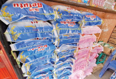 HARGA NAIK: Harga beras di Pasar Kayuagung kembali diperkirakan naik setelah pemilu. 